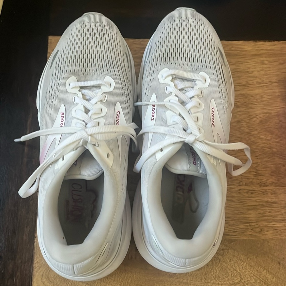 Brooks Ghost 15s White and magenta